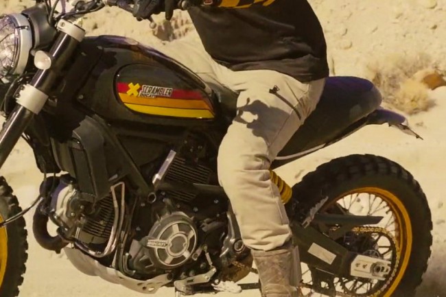 Video: De Ducati Scrambler Desert Sled op dikke noppen!