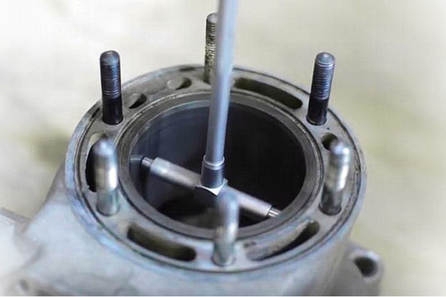 VIDEO: De restauratie van een RM250. Demontage van de motor