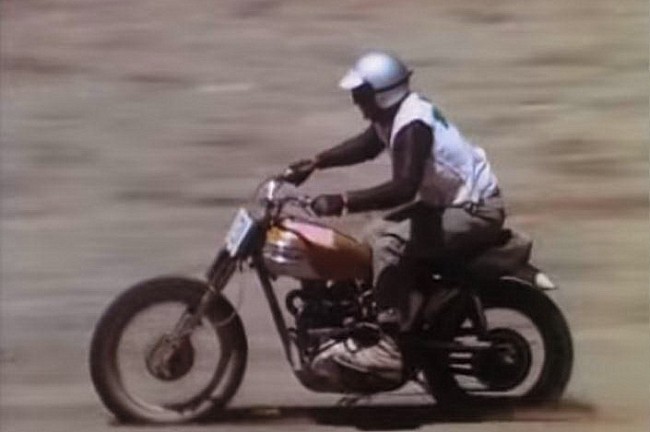 VIDEO Woestijnrace uit de jaren ’60!