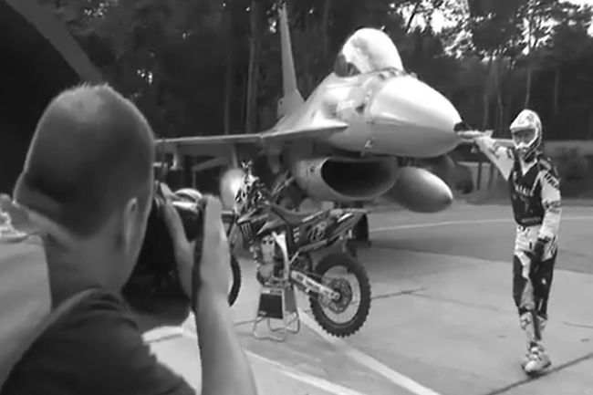 VIDEO: F16’s, Queens of the Stone Age en motorcross