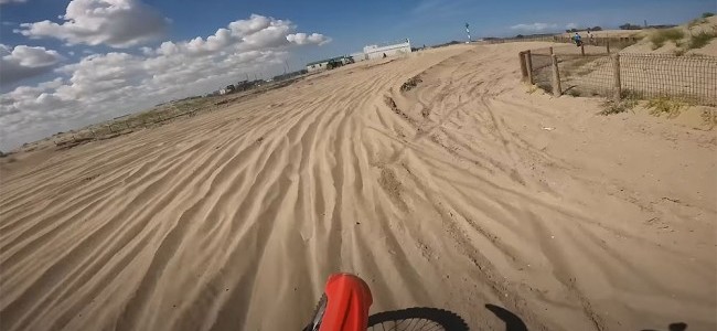 VIDEO: Arnaud Demeester op een Honda CR500 in het zand van Loon Plage