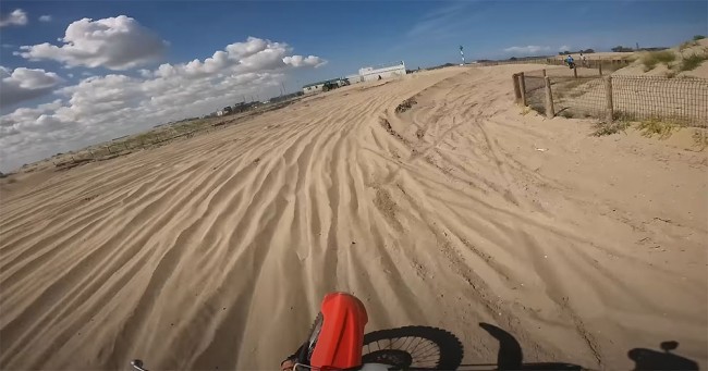 VIDEO: Arnaud Demeester op een Honda CR500 in het zand van Loon Plage