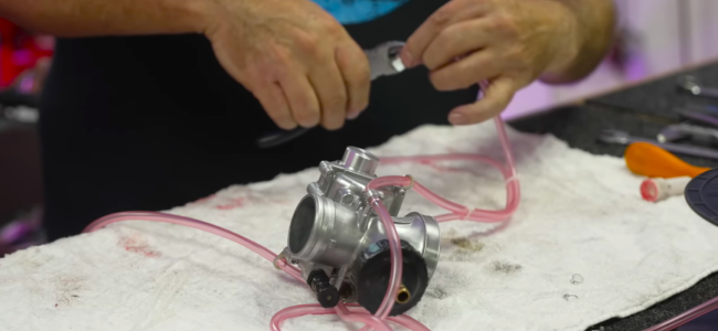 Techniek: Doc Wob laat zien hoe hij een carburator vernieuwd