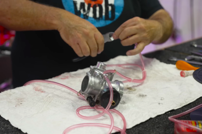 Techniek: Doc Wob laat zien hoe hij een carburator vernieuwd