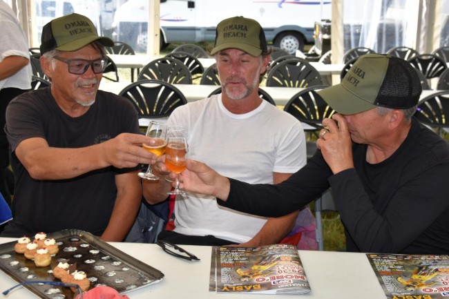 Micky Dymond, Doug Dubach en Chuck Sun doen roadtrip in Normandië