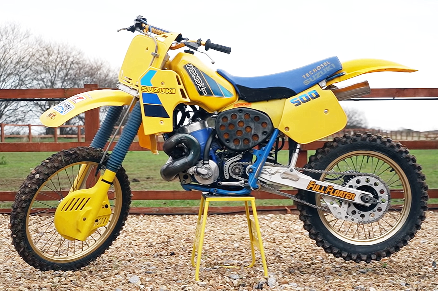 Update VIDEO: jawel, hij bestaat ...... een watergekoelde Suzuki RM500 ...